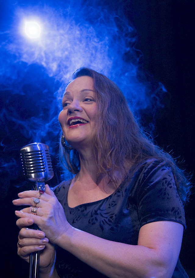 Sinistä valoa 2014 Ravintola Kairo sooloilta jazz-standardeja, kuva Juha Lahtinen